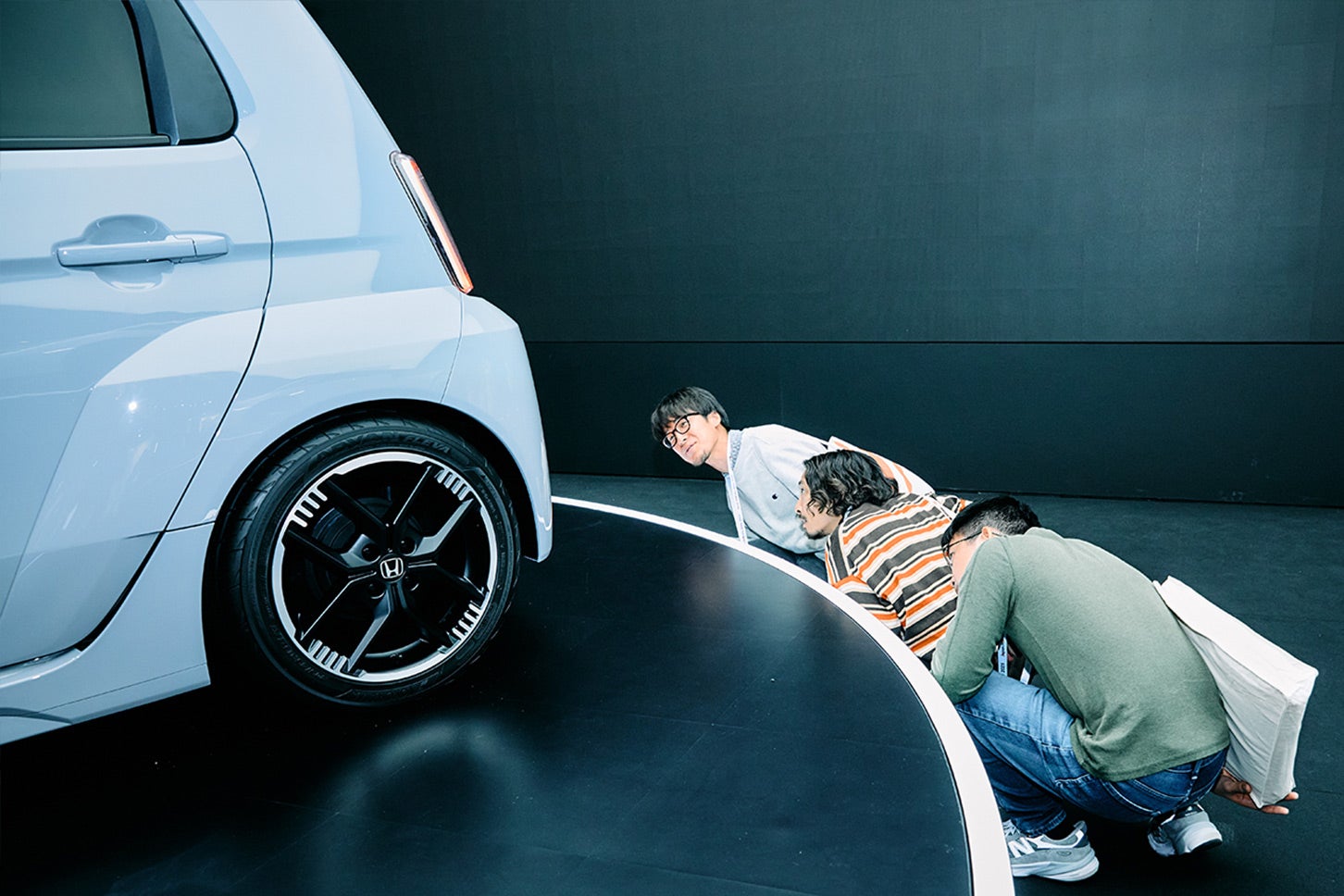 Super-ONEのフロアに興味津々な3人。