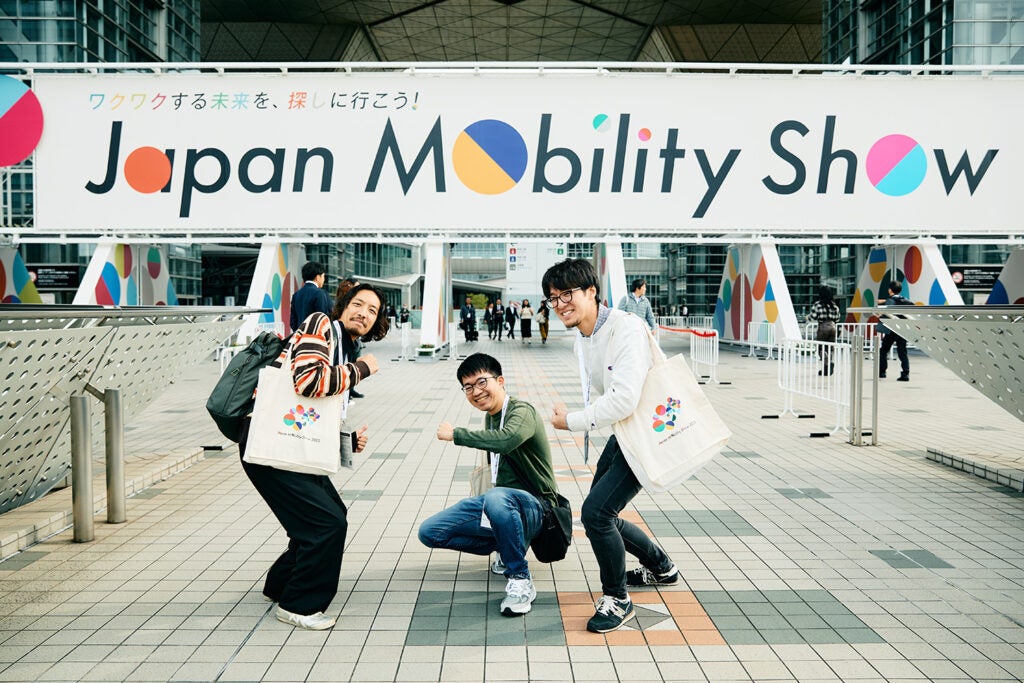 YOKOHAMA Car Session（YCS）の3人。東京ビッグサイト入口にて。