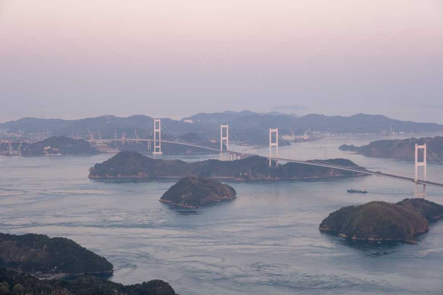 大島と四国を結ぶ来島海峡大橋
