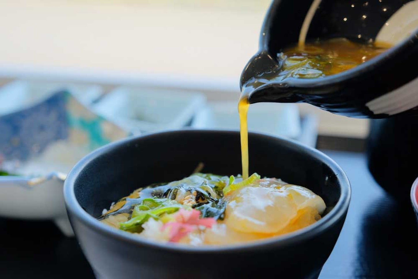 真鯛の刺身に卵とダシのたれをかけていただく