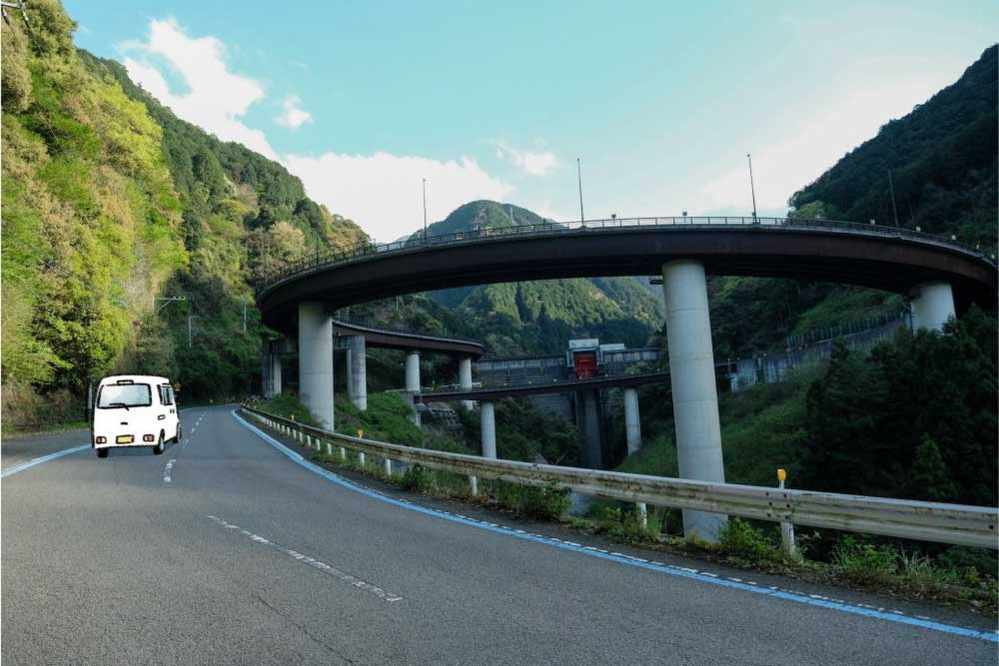 愛媛県道47号の延長444mのループ橋、青龍橋