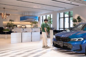 麻布台ヒルズのBMWは、クルマと食が楽しめる“ちょっと大人な”オシャレスポット【港区エリア｜FREUDE by BMW編】──連載｜CCGとクルマでどうする？＜第8回＞