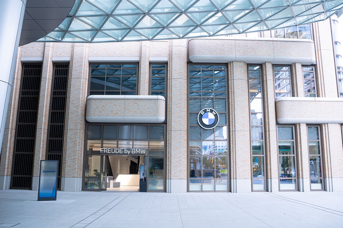 麻布台ヒルズのBMWは、クルマと食が楽しめる“ちょっと大人な”オシャレスポット【港区エリア｜FREUDE by BMW編】──連載｜CCGとクルマでどうする？＜第8回＞