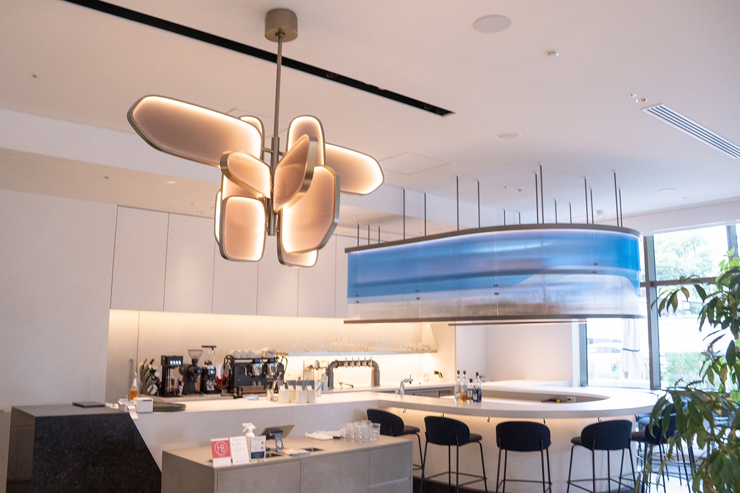 麻布台ヒルズのBMWは、クルマと食が楽しめる“ちょっと大人な”オシャレスポット【港区エリア｜FREUDE by BMW編】──連載｜CCGとクルマでどうする？＜第8回＞