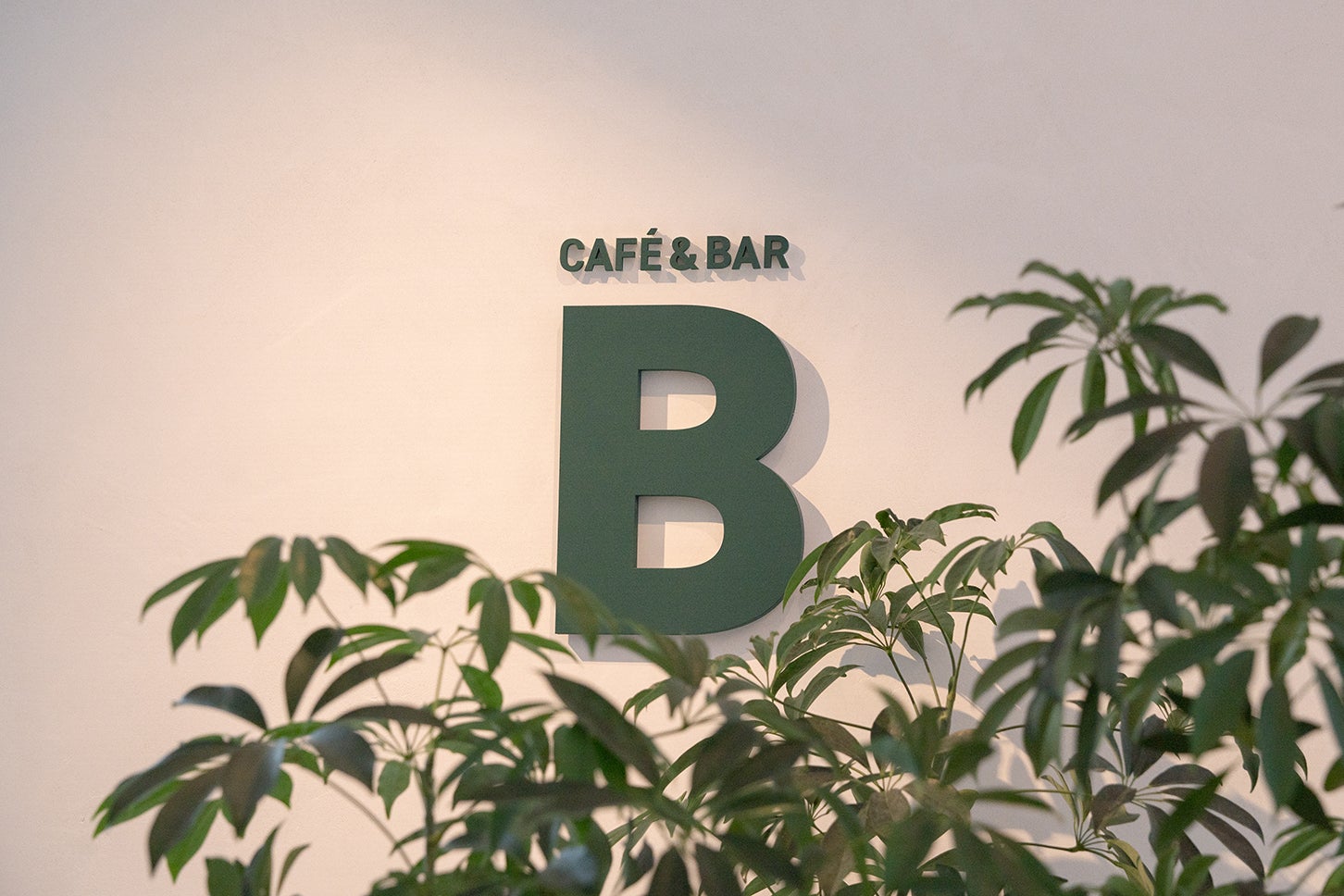 麻布台ヒルズのBMWは、クルマと食が楽しめる“ちょっと大人な”オシャレスポット【港区エリア｜FREUDE by BMW編】──連載｜CCGとクルマでどうする？＜第8回＞