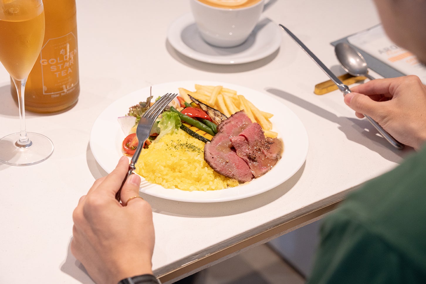 麻布台ヒルズのBMWは、クルマと食が楽しめる“ちょっと大人な”オシャレスポット【港区エリア｜FREUDE by BMW編】──連載｜CCGとクルマでどうする？＜第8回＞