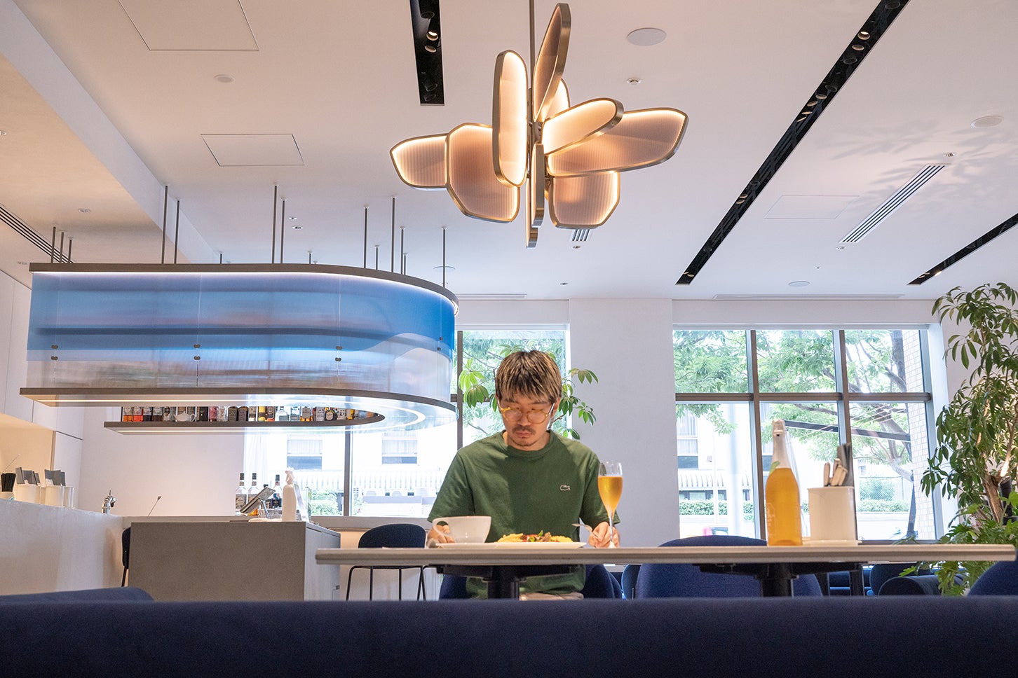 麻布台ヒルズのBMWは、クルマと食が楽しめる“ちょっと大人な”オシャレスポット【港区エリア｜FREUDE by BMW編】──連載｜CCGとクルマでどうする？＜第8回＞