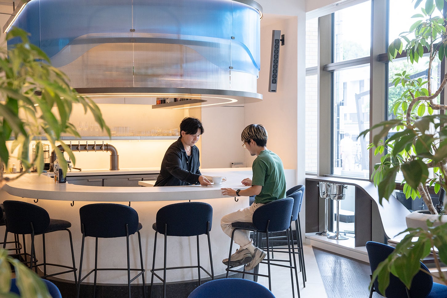 麻布台ヒルズのBMWは、クルマと食が楽しめる“ちょっと大人な”オシャレスポット【港区エリア｜FREUDE by BMW編】──連載｜CCGとクルマでどうする？＜第8回＞