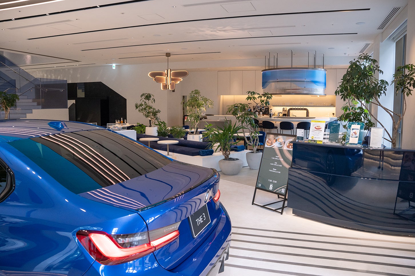 麻布台ヒルズのBMWは、クルマと食が楽しめる“ちょっと大人な”オシャレスポット【港区エリア｜FREUDE by BMW編】──連載｜CCGとクルマでどうする？＜第8回＞