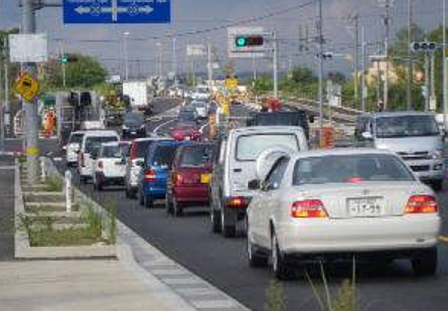 4車線化以前の渋滞状況（松山交差点付近）。