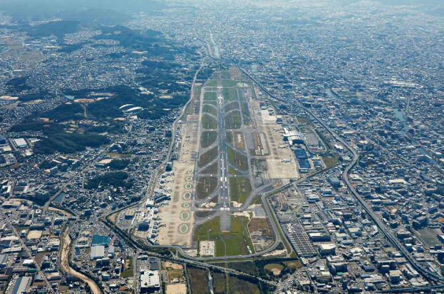 福岡空港の空撮。