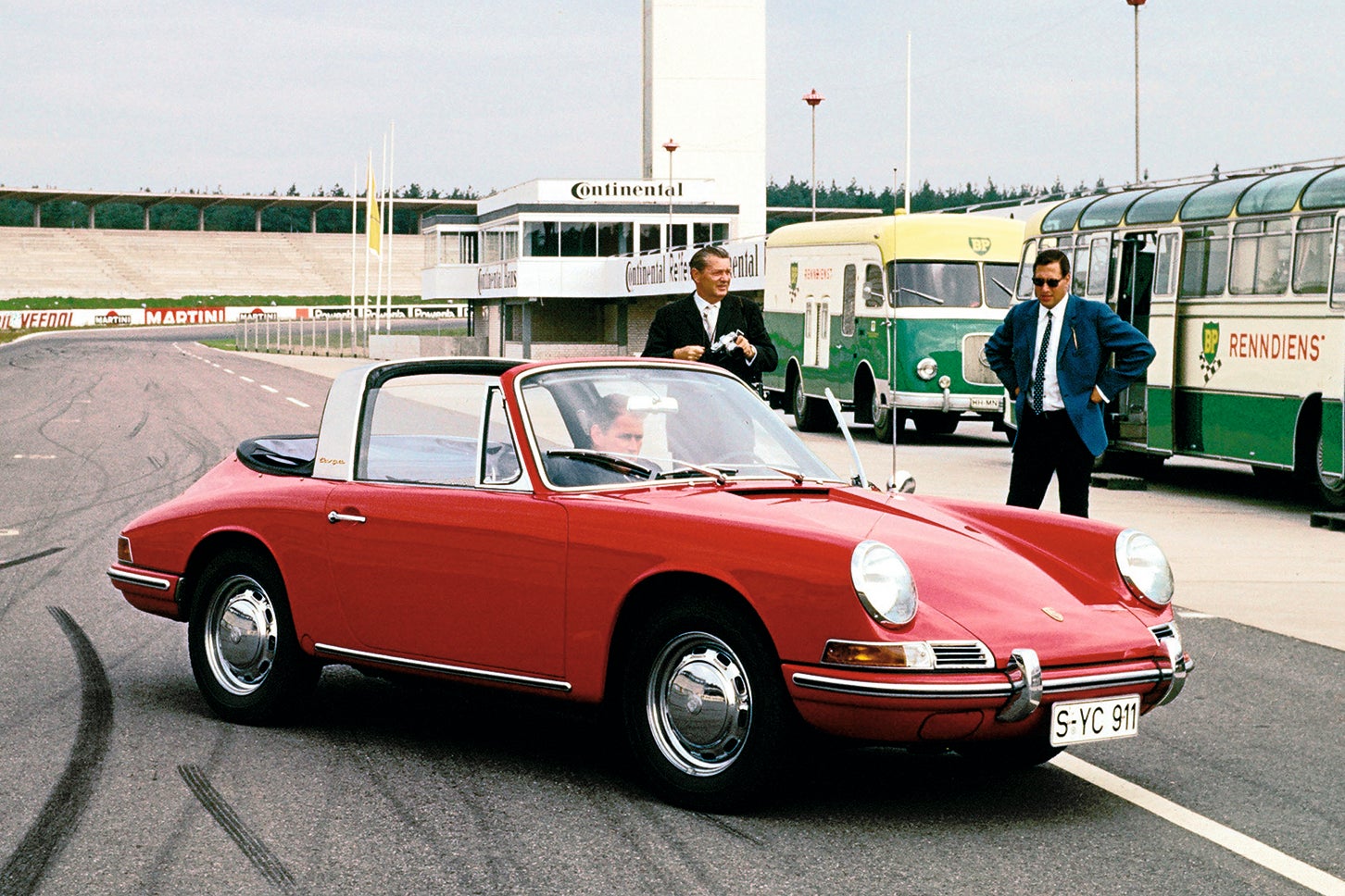 ポルシェ911 2.0タルガ（901型／1967年モデル）｜ポルシェ911初のタルガは1965年に発表。タルガトップの構造は手動で脱着するトップ部分とプラスチック製のリヤウインドウを組み合わせたものだった。2.0リッターの水平対向6気筒エンジンは130psを発揮し、9.1秒の0-100km/h加速、210km/hの最高速を実現した。