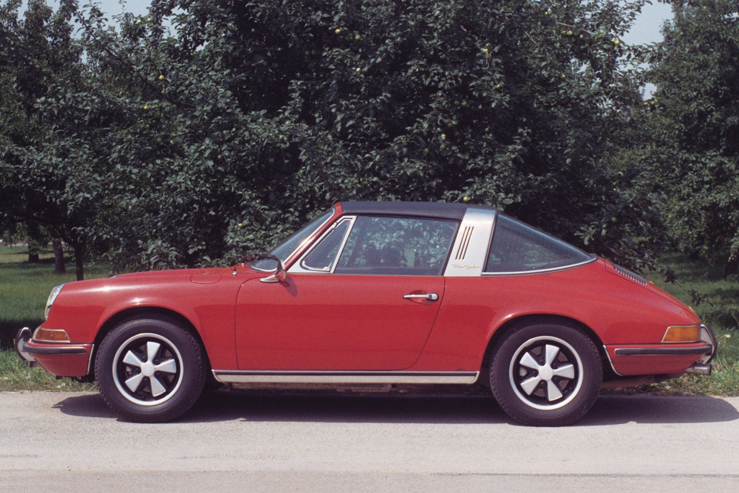 ポルシェ911 S 2.2タルガ（901型／1971年モデル）｜1967年の晩夏からはヒーター付きのガラス製リヤウインドウがオプション設定され、のちに標準装備化された。このスタイルは964世代（3代目）まで続いた。エンジンは180psを発揮する2.2リッターの水平対向6気筒で、最高速は230km/h。