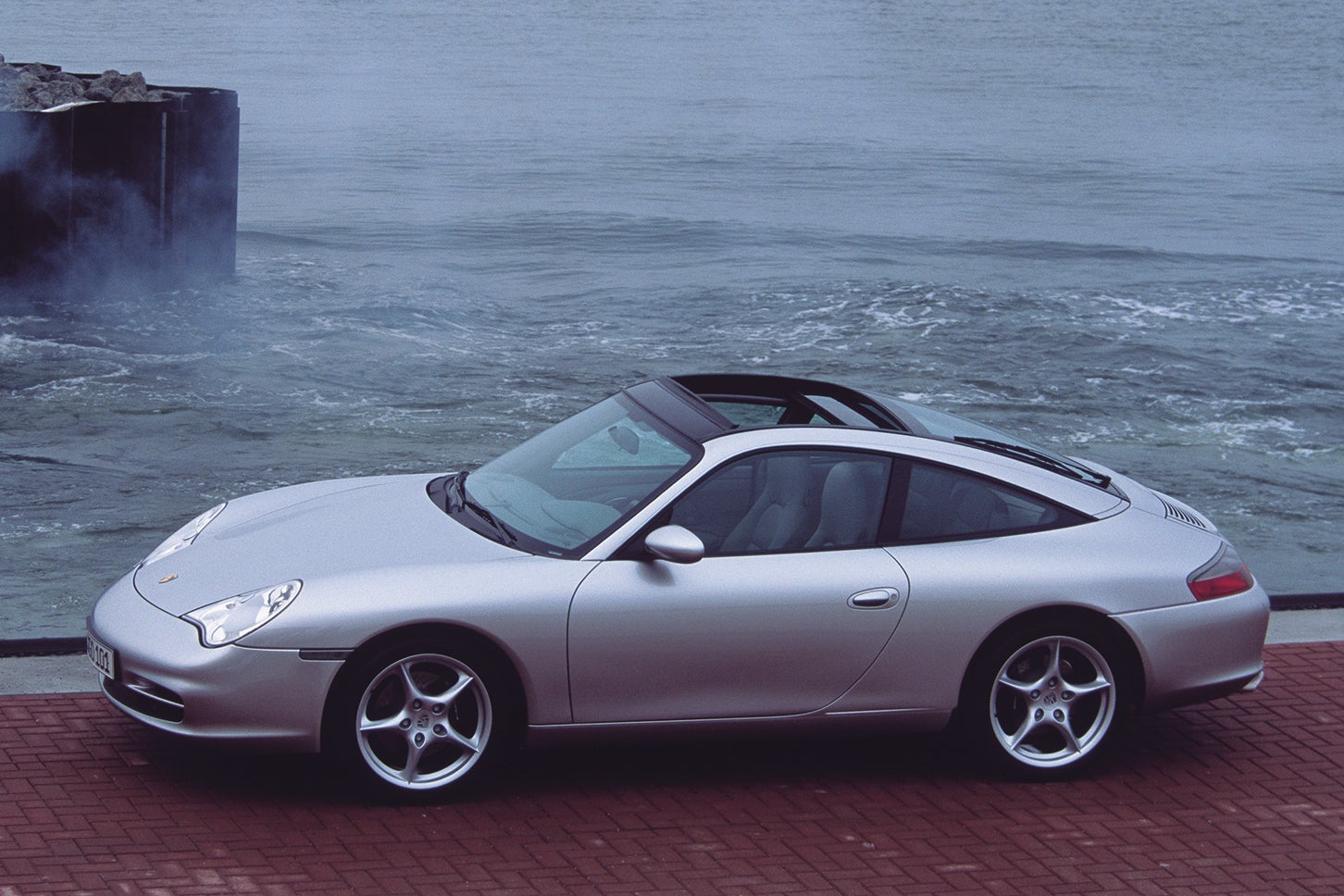 ポルシェ911タルガ3.6（996型／2002年モデル）｜2001年12月に発表された996型ではスライディングガラスルーフに加えて、911初となるガラスハッチを採用。3.6リッター6気筒エンジンは320psを発揮し、5.2秒の0-100km/h加速、285km/hの最高速を実現した。このタルガトップのスタイルは四輪駆動となった6代目の997型まで続いた。