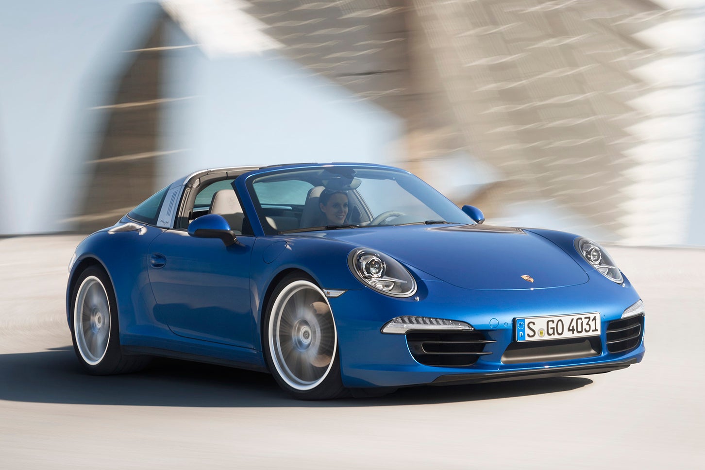 ポルシェ911タルガ4（991型／2014年モデル）｜7代目の991型からは幅広Bピラーが復活。スイッチひとつで持ち上げられたリヤウインドウの下にルーフトップ部分が格納されるという自動オペレーションが実現した。「タルガ4」と上級版「タルガ4S」が設定され、2014年1月に発表された前期型（991.1型）はタルガ4が3.4リッター（350ps）、タルガ4Sが3.8リッター（400ps）の自然吸気エンジンを搭載。201５年1月には高性能版となる「タルガ4 GTS」が登場。430psを発する3.8リッターエンジンを積み、4.3秒の0-100km/h加速、301km/hの最高速をマークした。同年10月に発表された後期型991.2型では3.0リッターツインターボが搭載され、タルガ4が370ps/450Nm、タルガ4Sが420ps/500Nmを発揮。0-100km/h加速／最高速は7速PDK仕様でそれぞれ4.5秒／287km/h、4.2秒／301km/h。