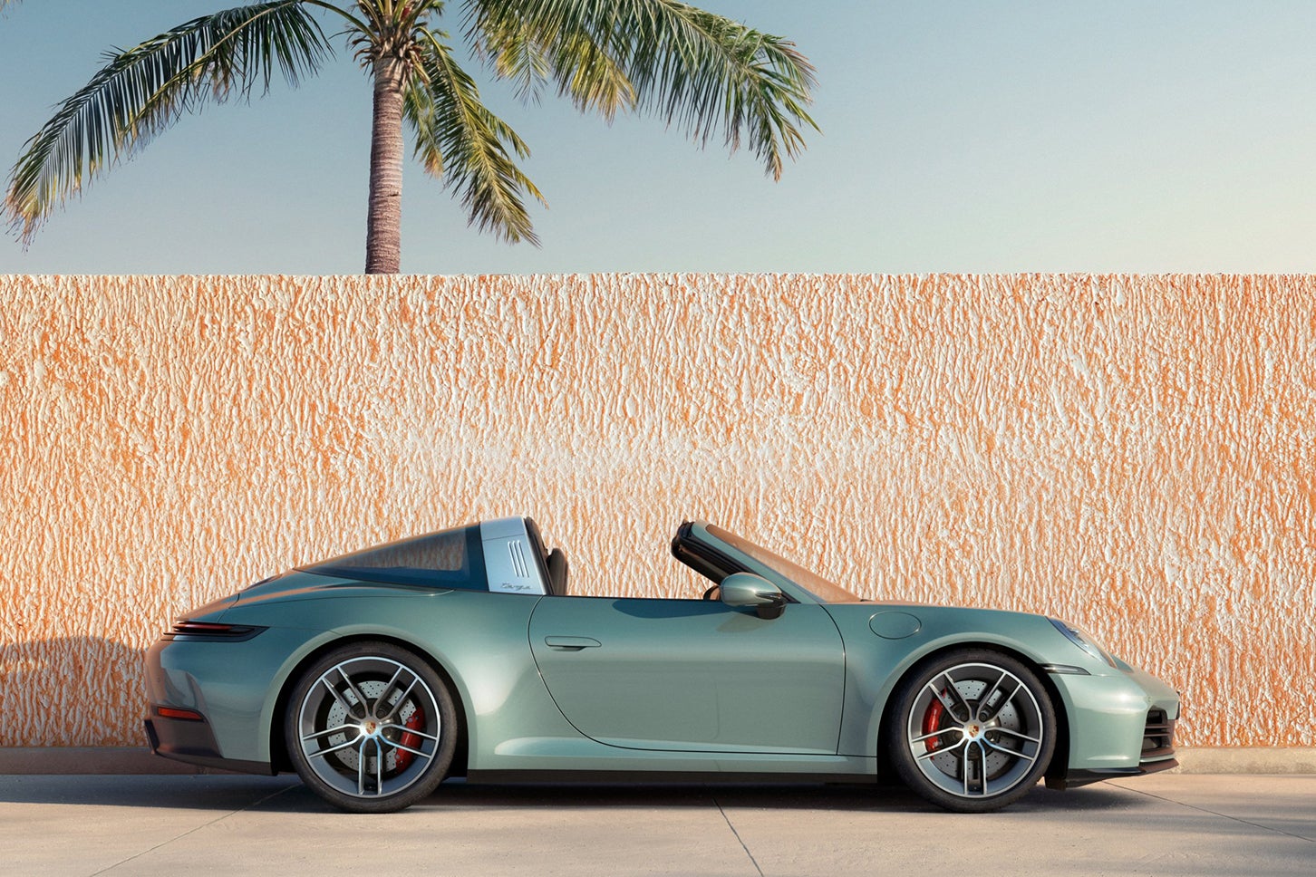 ポルシェ911タルガ4S（992.2型／2025年モデル）｜8代目992型のタルガトップは991型を踏襲。2020年5月に発表された3.0リッターツインターボエンジンを積む前期型（992.1型）の最高出力／0-100km/h加速タイム／最高速度は「タルガ4」が385ps／4.2秒／289km/h、「タルガ4S」が450ps／3.6秒／304km/hだ。現行の992.2型では2024年5月に「タルガ4 GTS」が登場。911初のハイブリッドシステム「Tハイブリッド」を組み合わせた3.6リッターターボは総合で541ps/610Nmを発揮し、3.1秒の0-100km/h加速、312km/hの最高速を実現。2025年7月には「タルガ4S」が追加。3.0リッターツインターボ（480ps/530Nm）を積み、3.7秒の0-100km/h加速、308km/hの最高速をマークする。