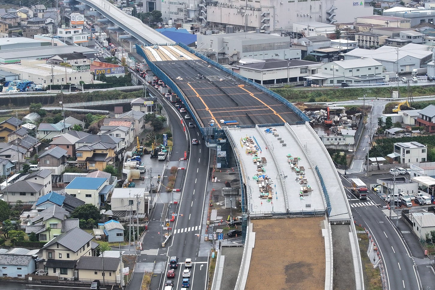 尾羽交差点付近から名古屋方面を望む。2025年11月下旬撮影。