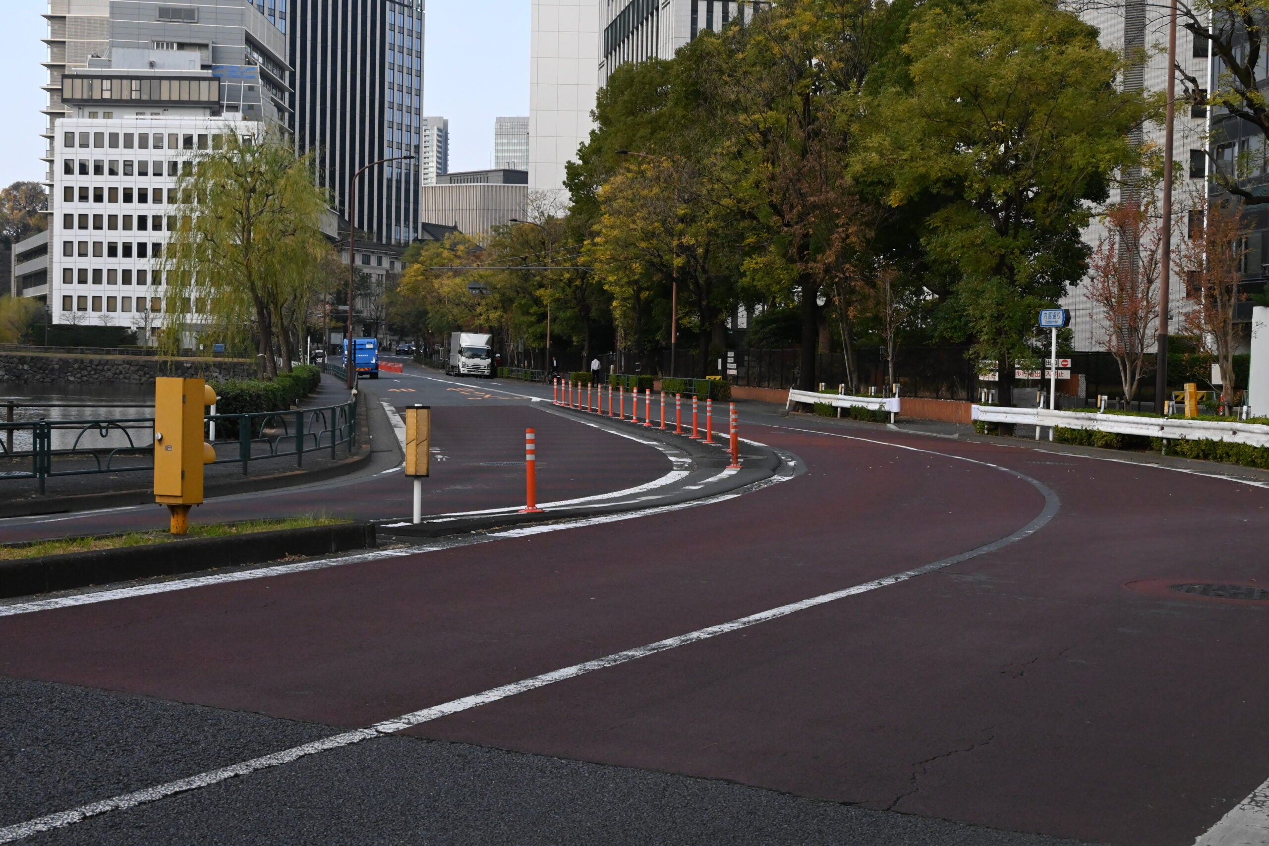 内堀通りで最も狭隘な九段エリア。拡幅事業が進められる。