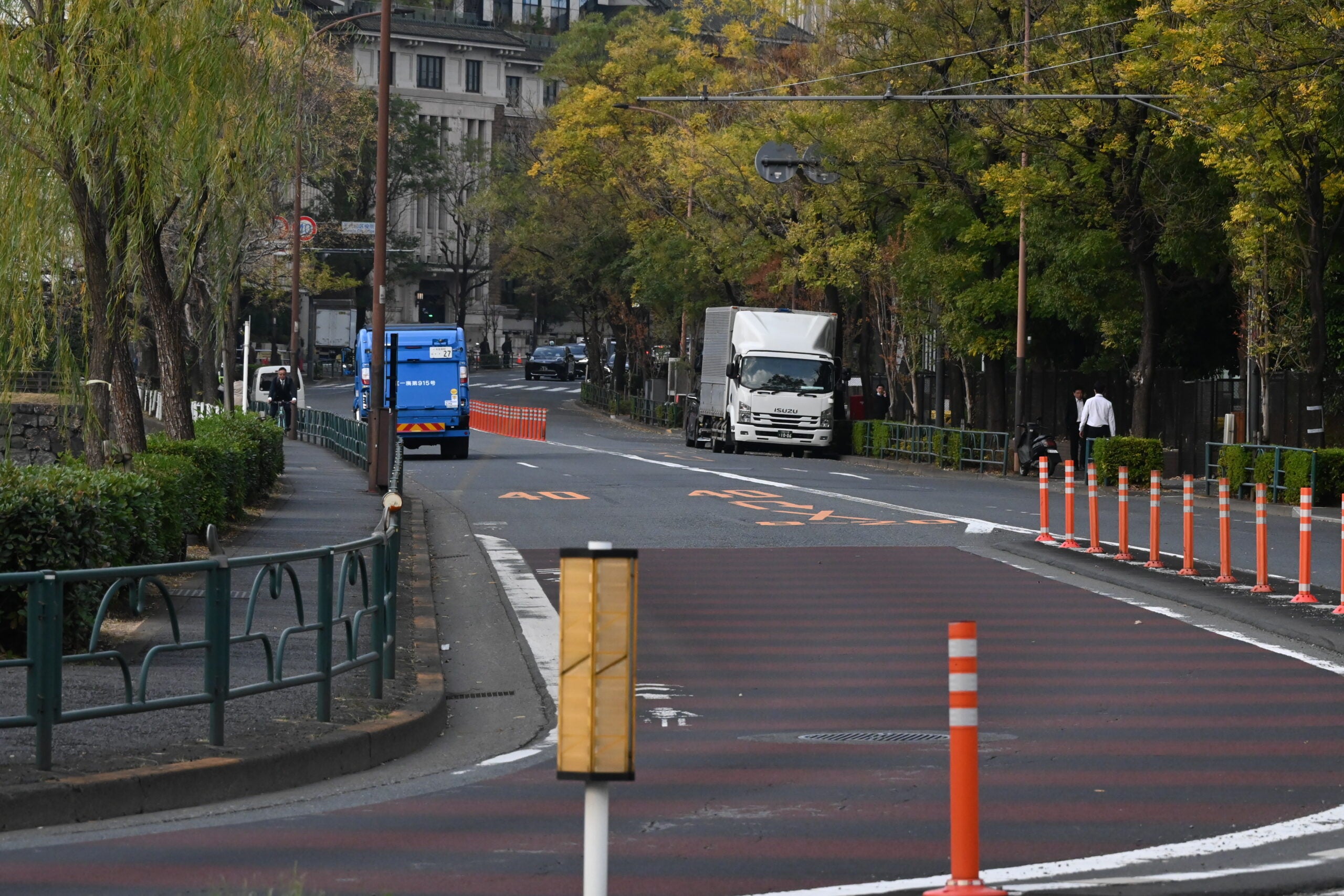 内堀通りで最も狭隘な九段エリア。拡幅事業が進められる。