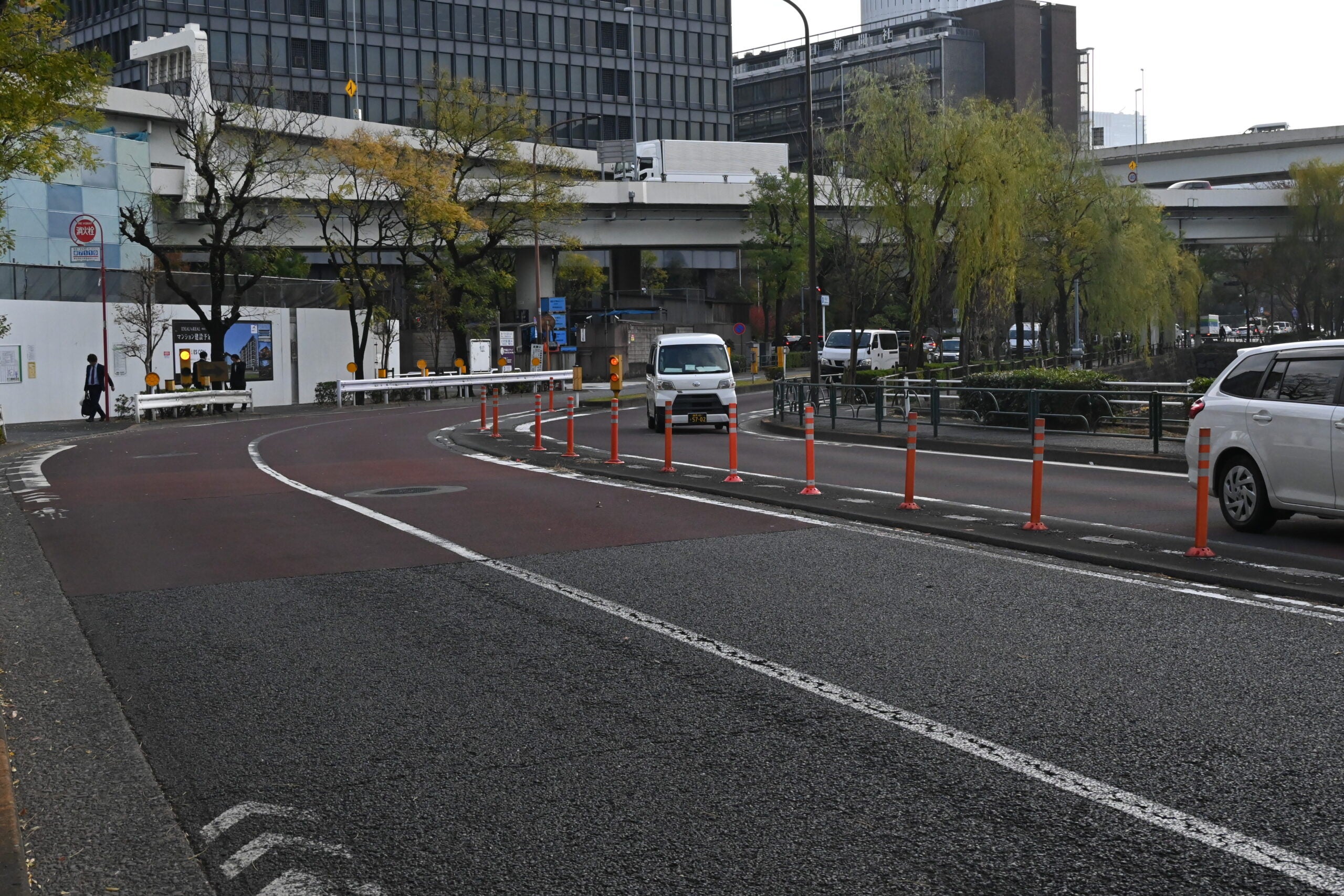内堀通りで最も狭隘な九段エリア。拡幅事業が進められる。