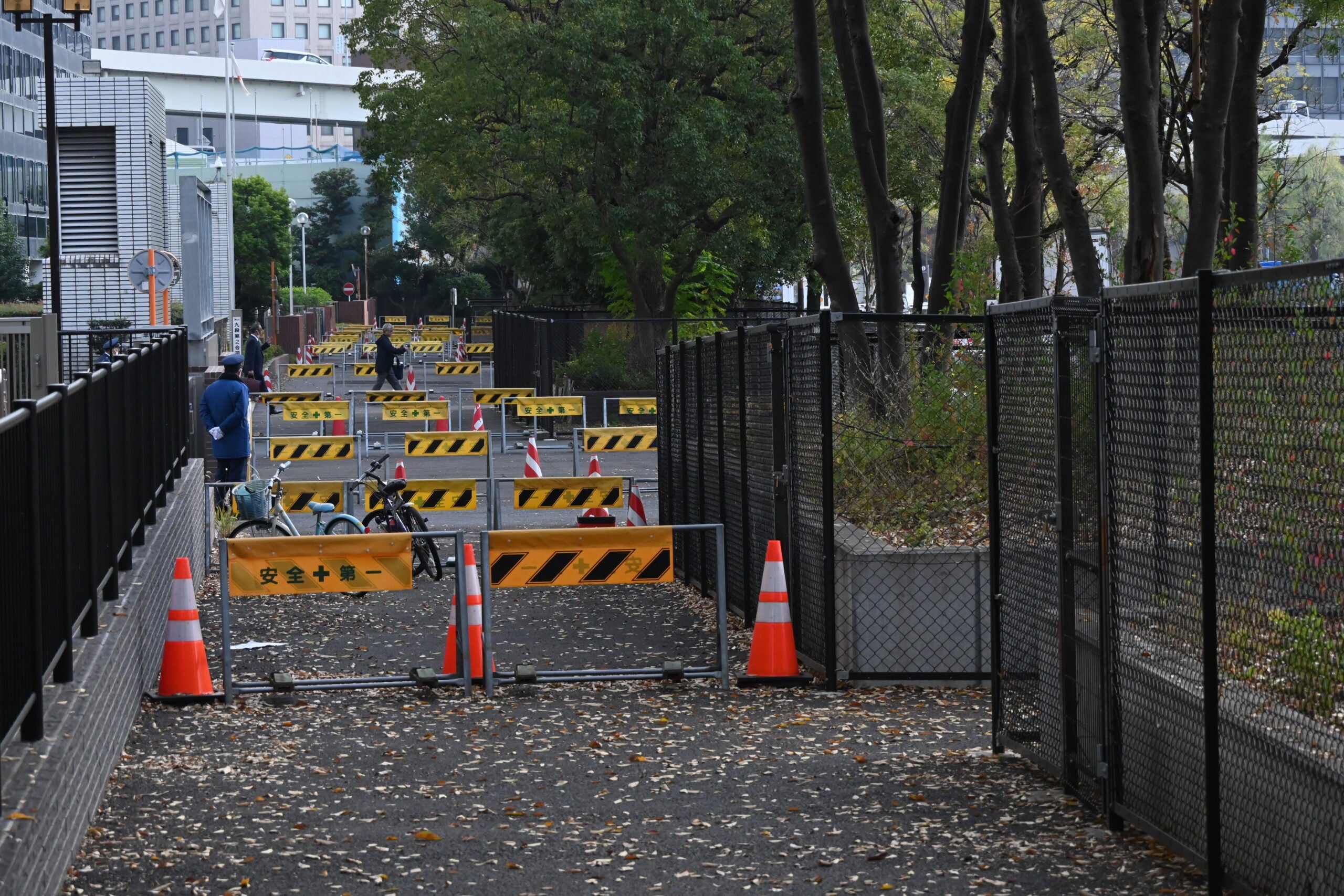 拡幅準備が進められている九段の合同庁舎前。