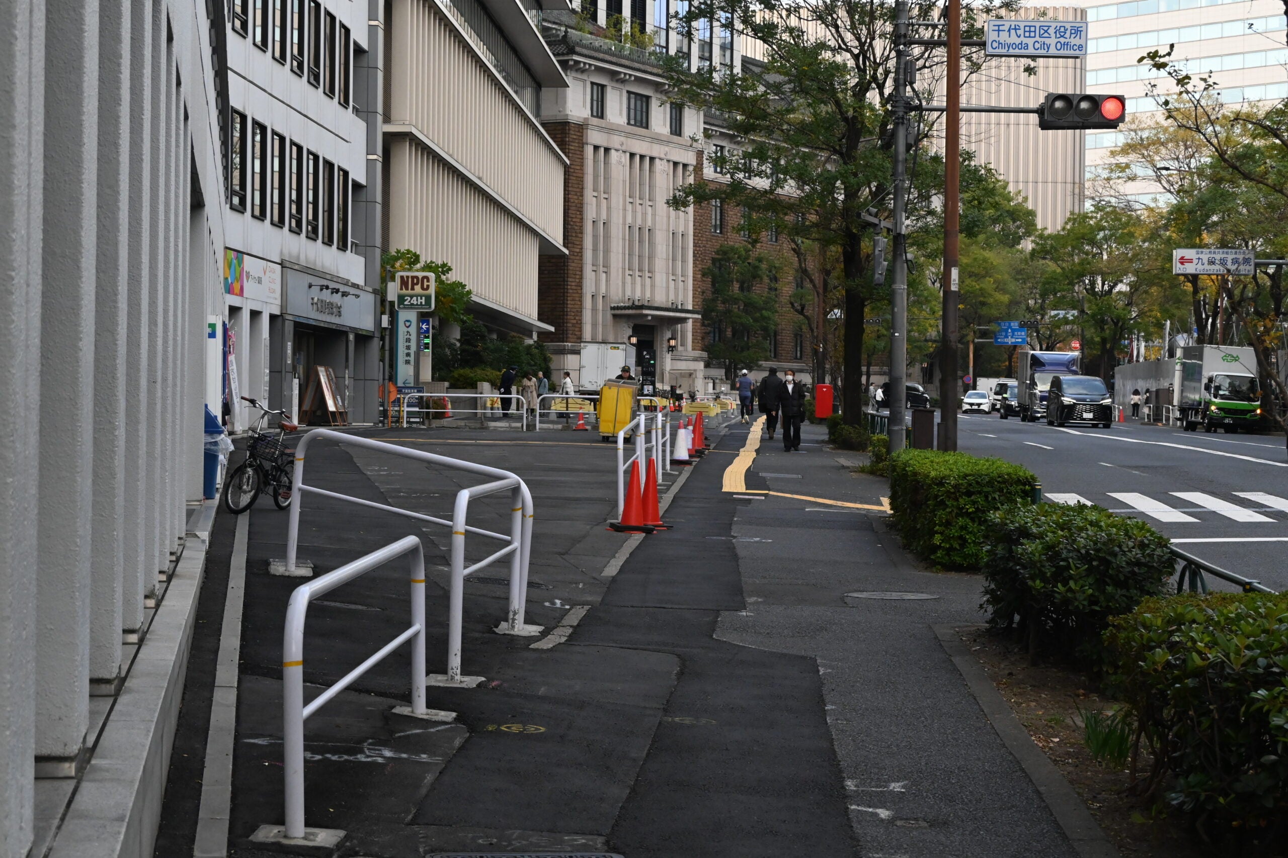 拡幅用地が確保されている九段エリア。