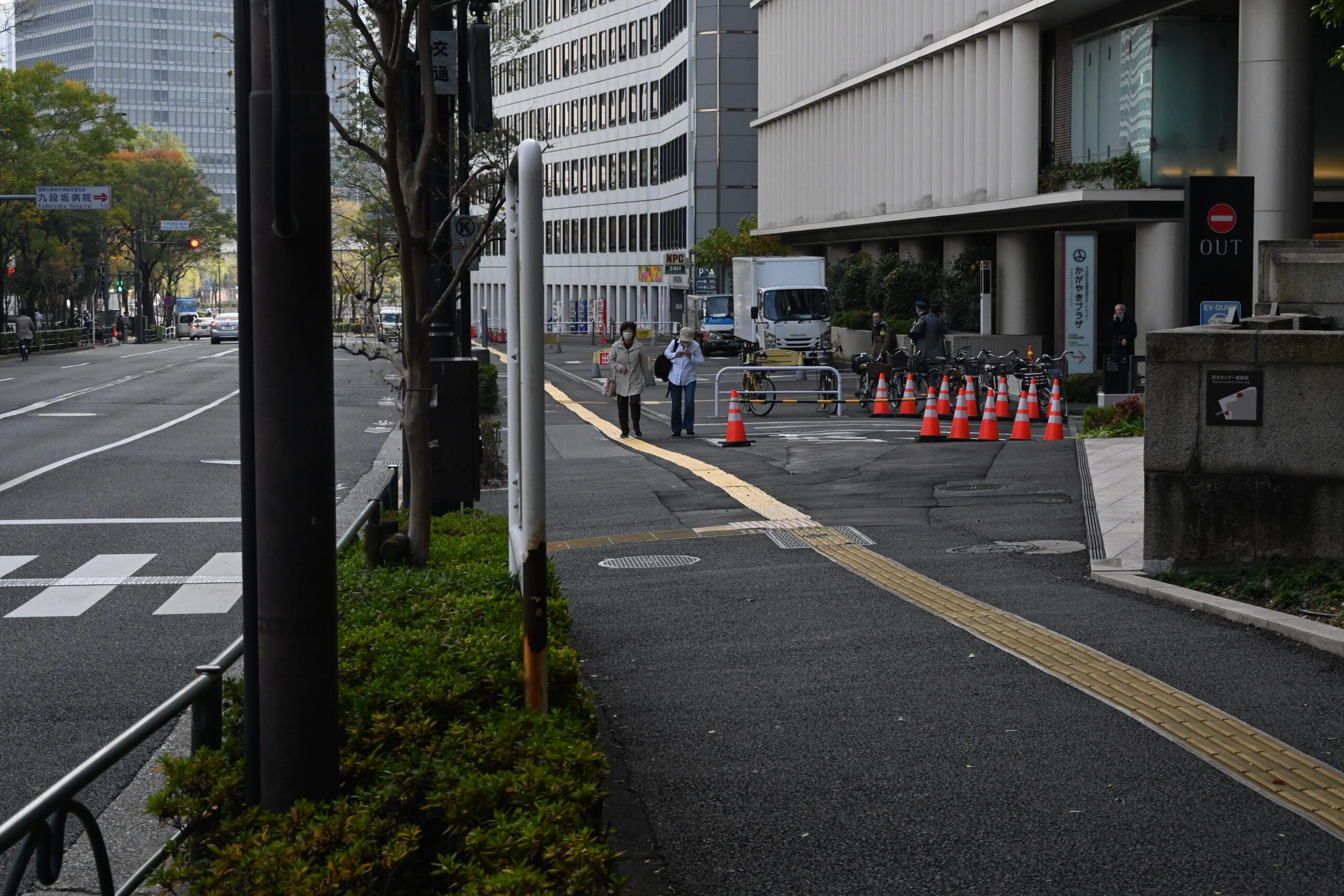 拡幅用地が確保されている九段エリア。