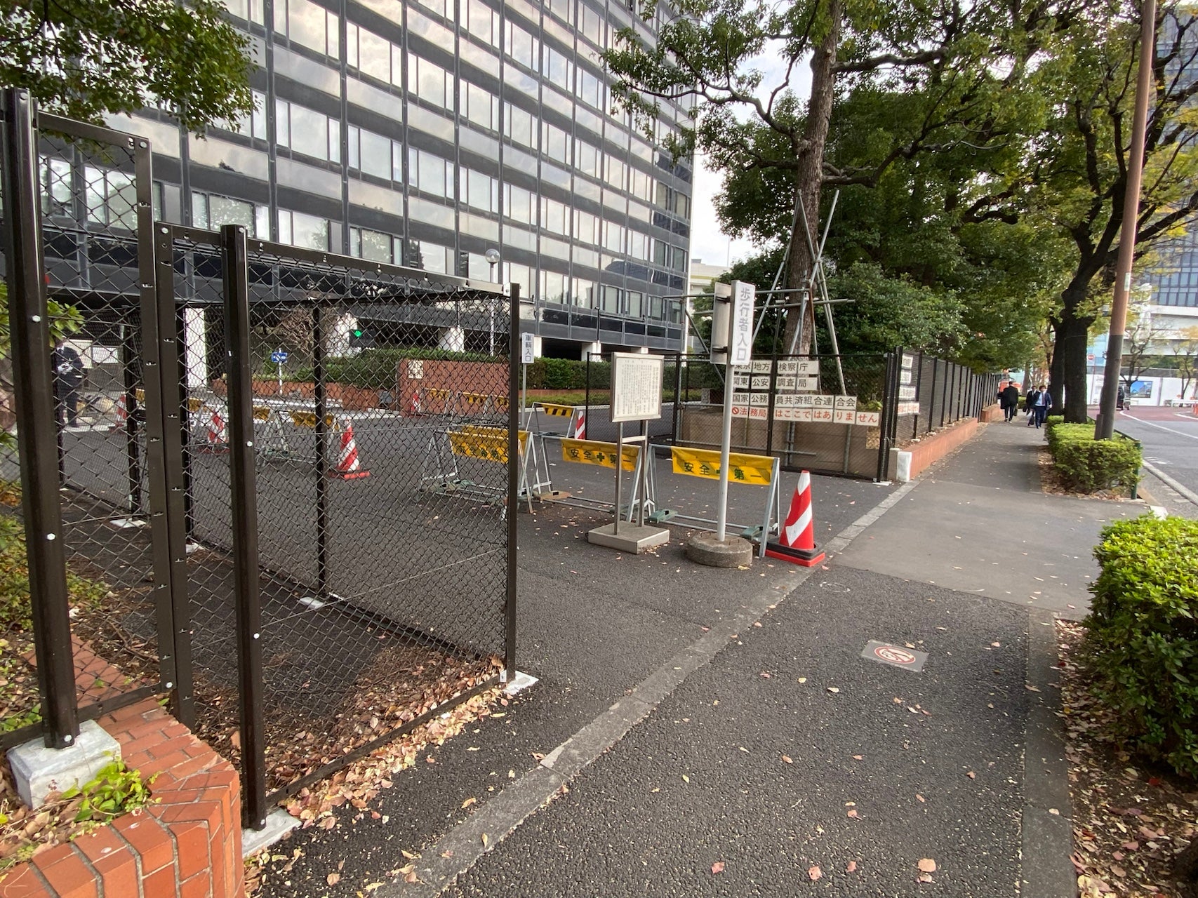 拡幅用地が確保されている九段エリア。