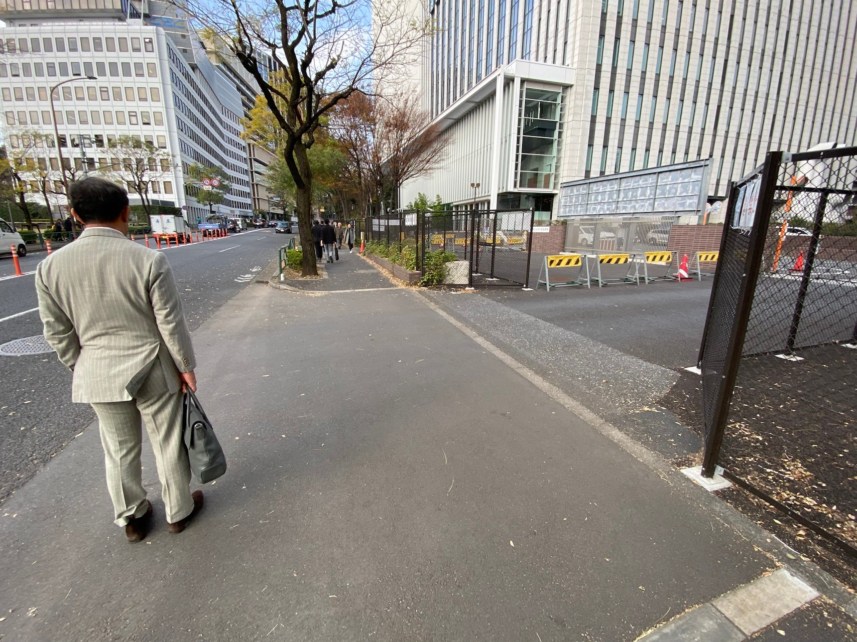 拡幅用地が確保されている九段エリア。