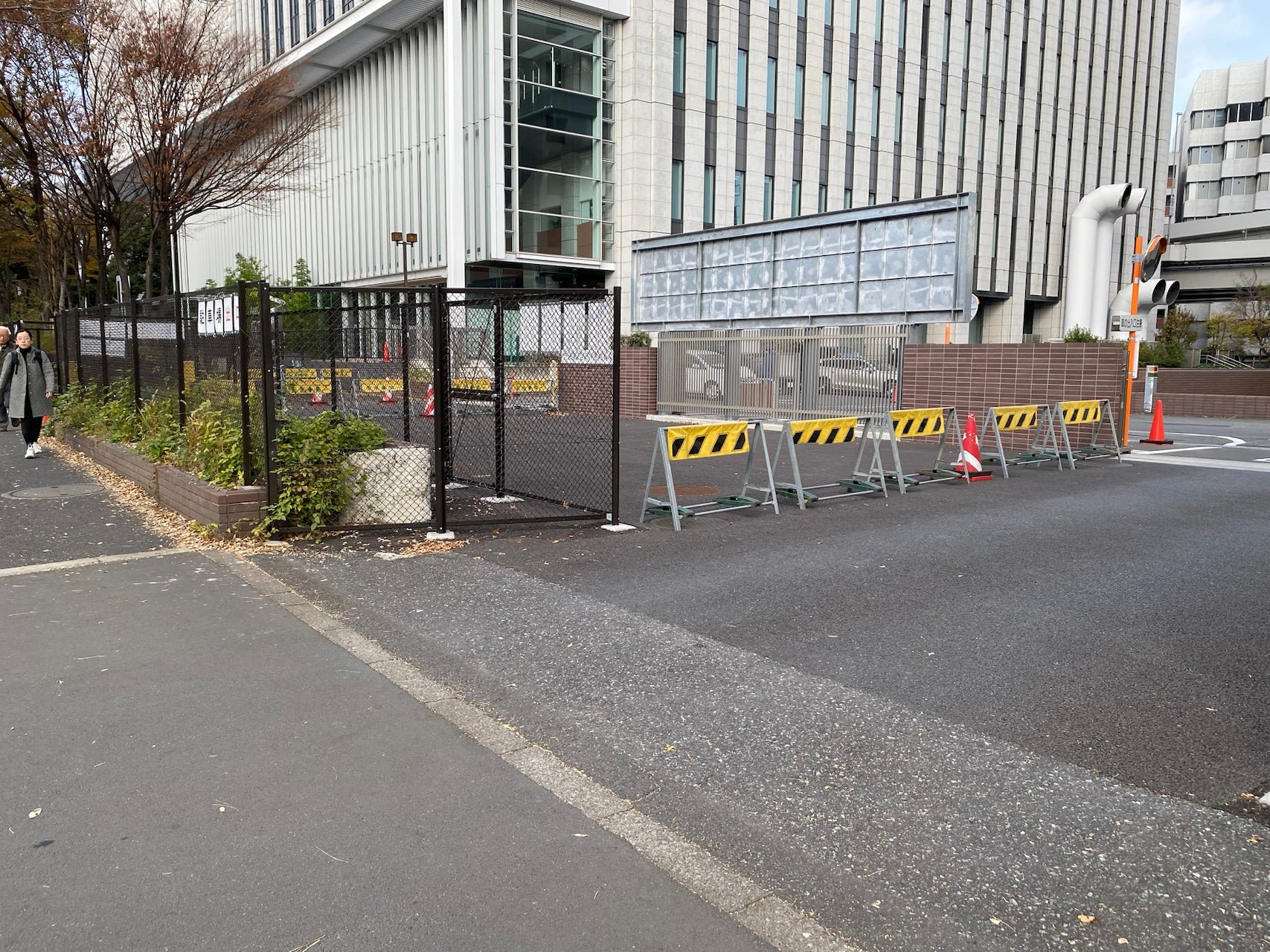 拡幅用地が確保されている九段エリア。