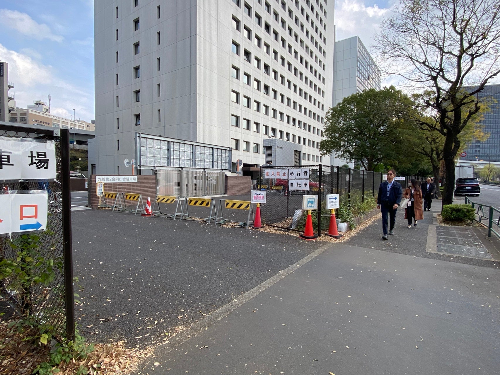 拡幅用地が確保されている九段エリア。