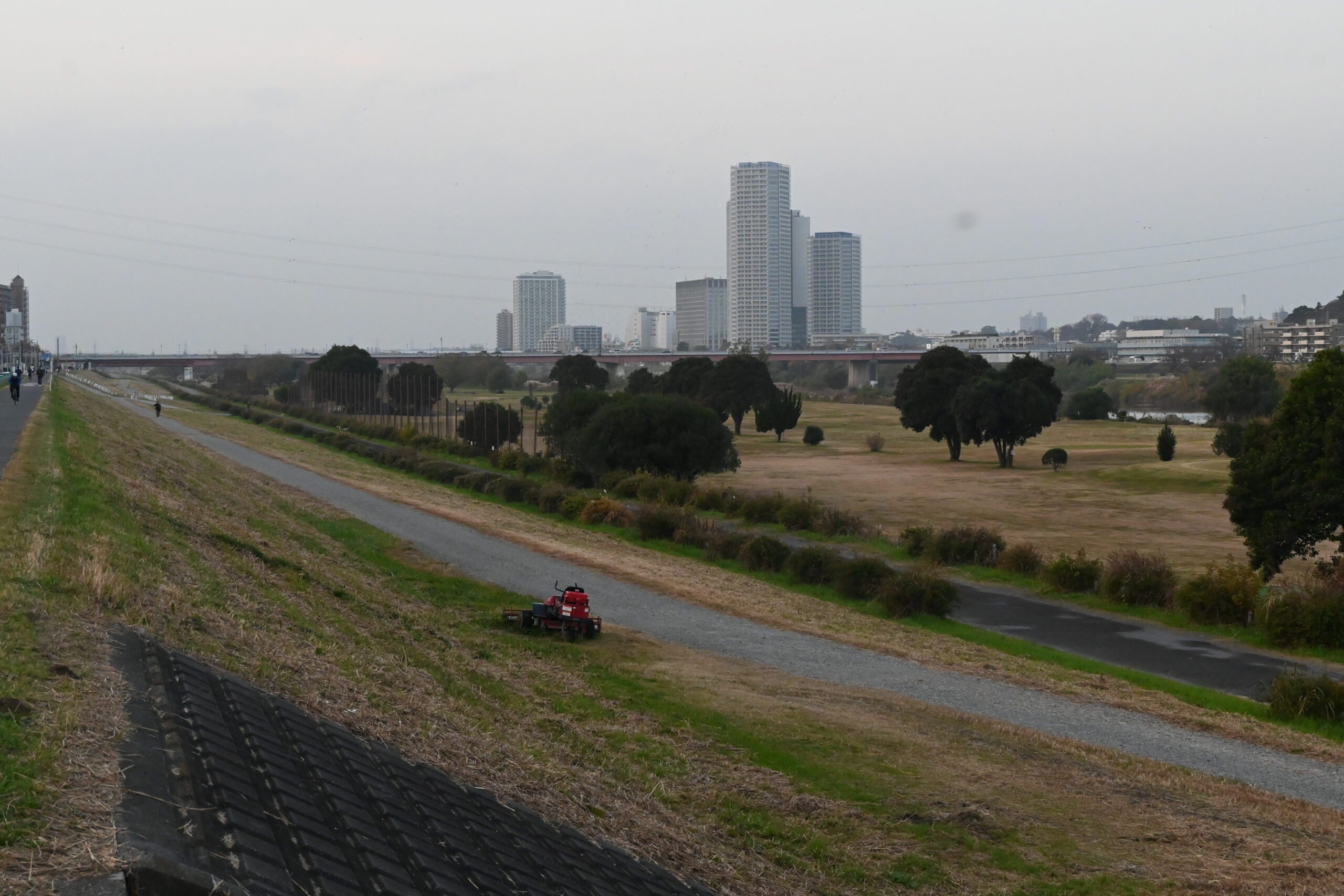 橋梁構造物が一部完成している等々力大橋。