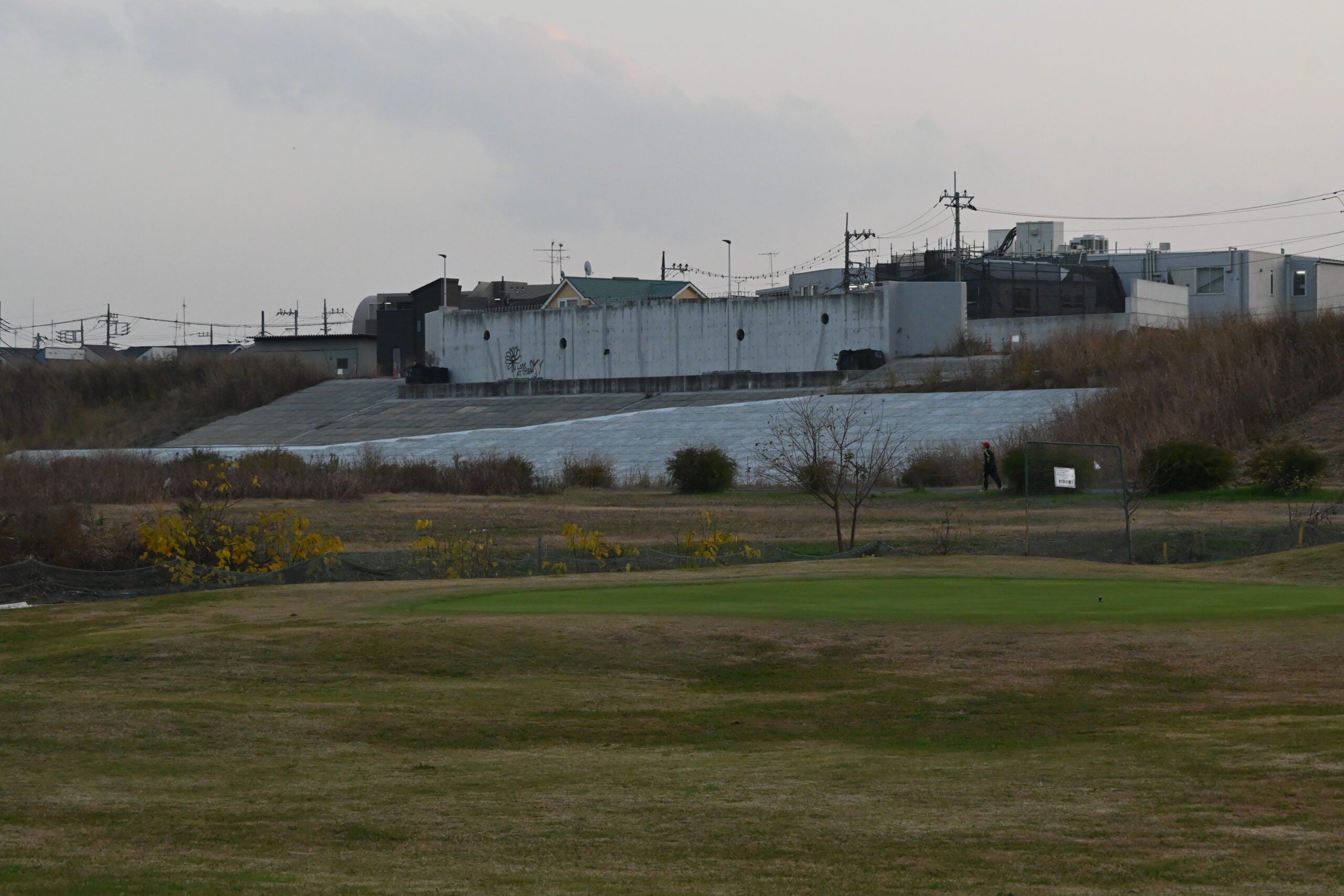 橋梁構造物が一部完成している等々力大橋。