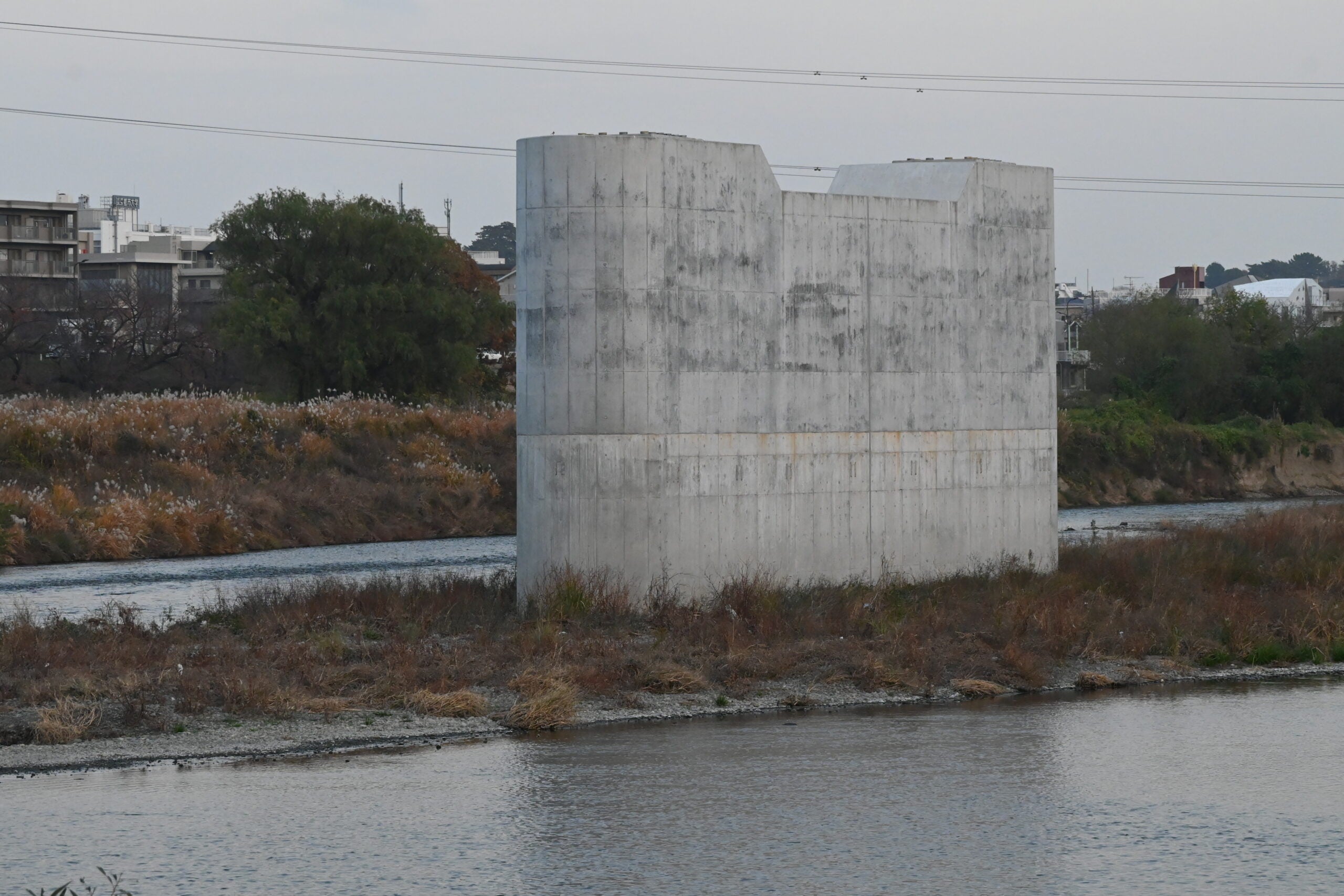 橋梁構造物が一部完成している等々力大橋。