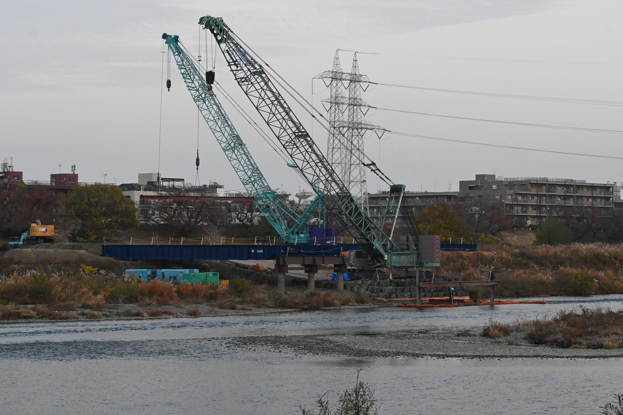 橋梁構造物が一部完成している等々力大橋。