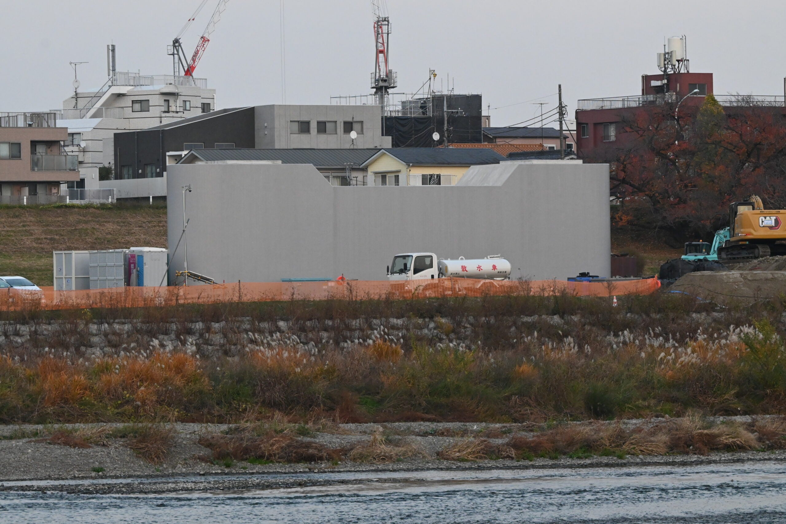 橋梁構造物が一部完成している等々力大橋。