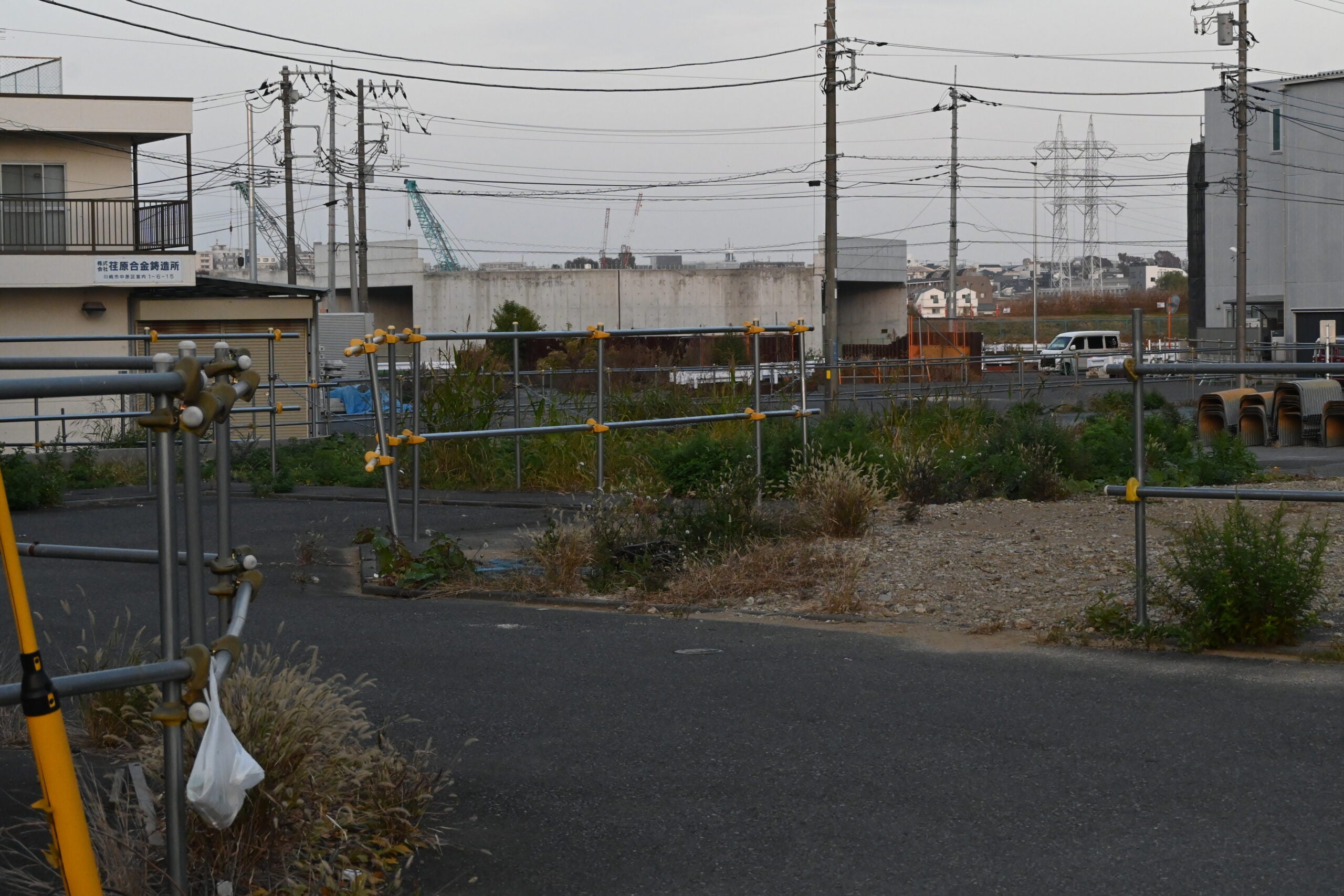 橋梁構造物が一部完成している等々力大橋。