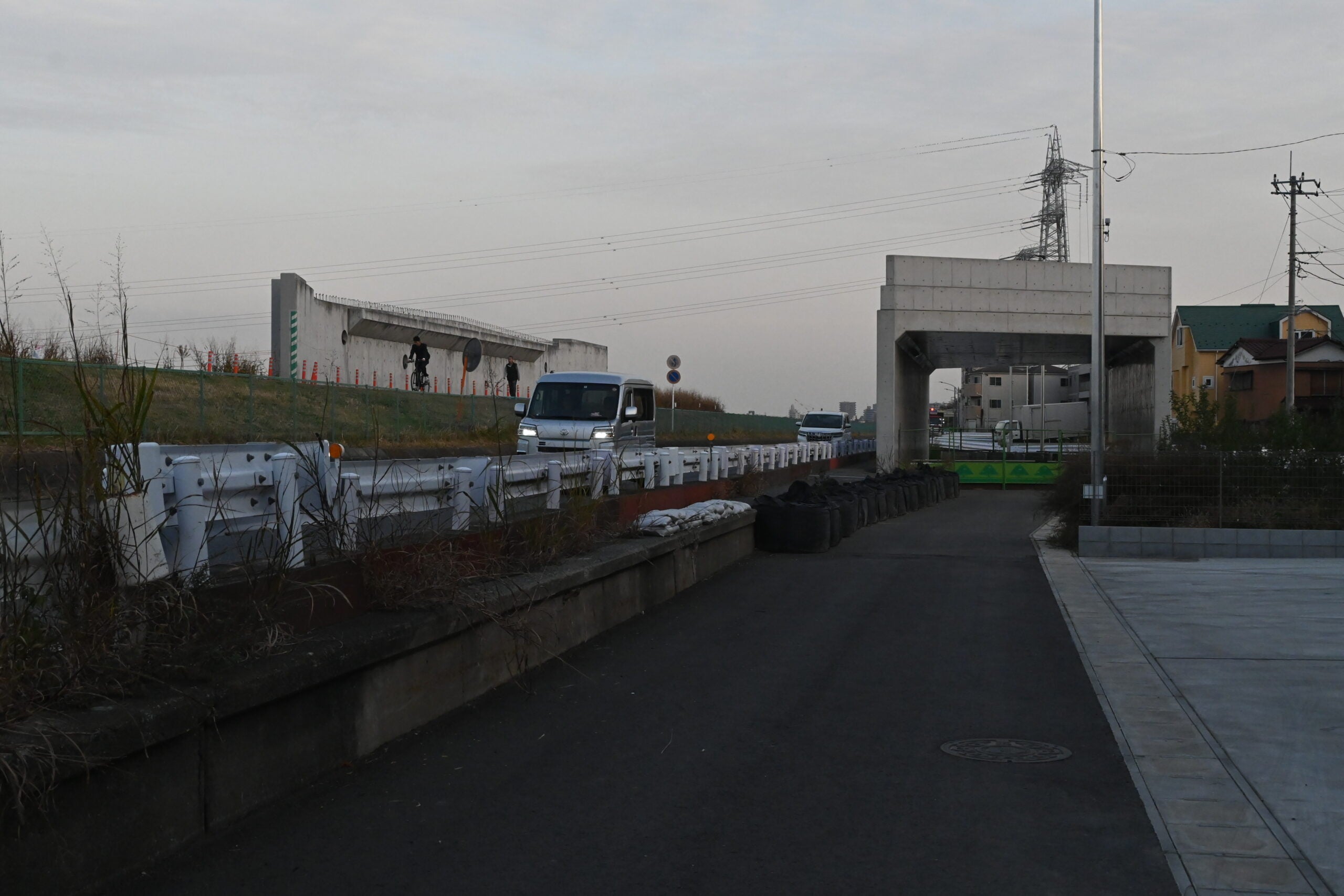 橋梁構造物が一部完成している等々力大橋。