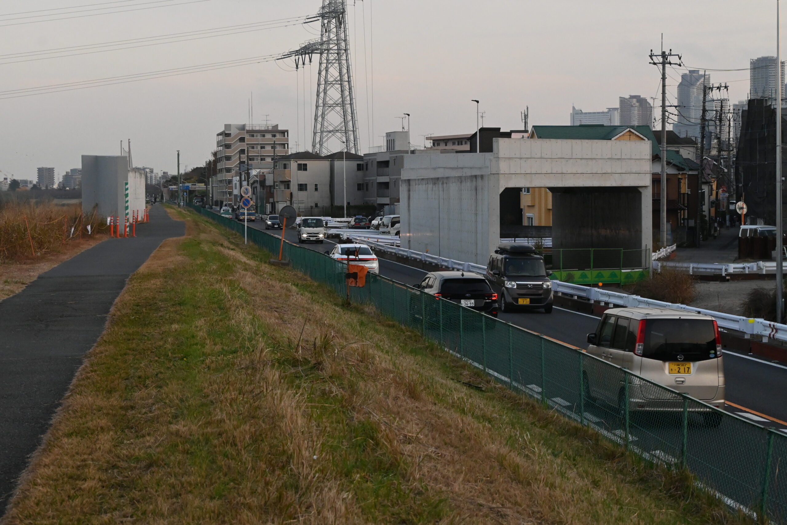 橋梁構造物が一部完成している等々力大橋。