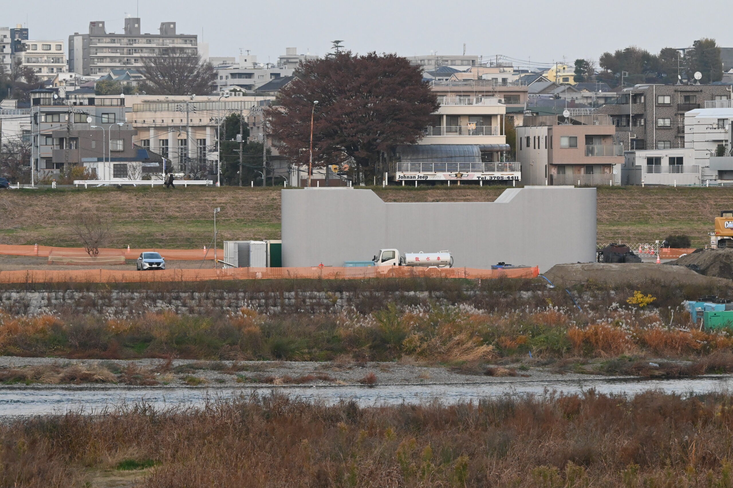 橋梁構造物が一部完成している等々力大橋。