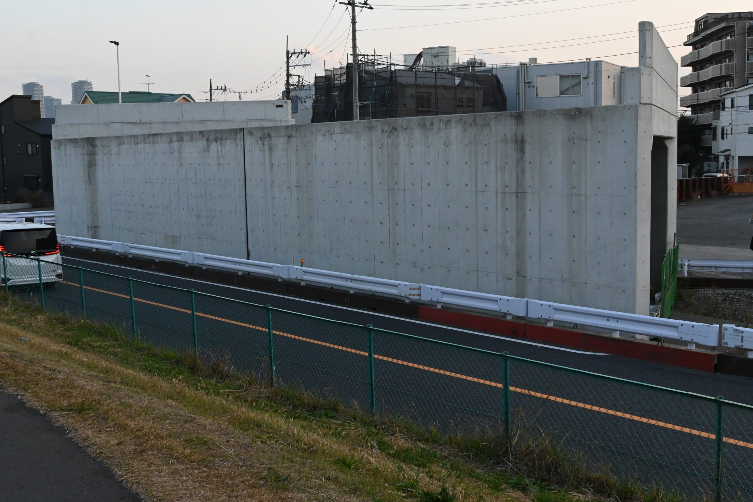 橋梁構造物が一部完成している等々力大橋。