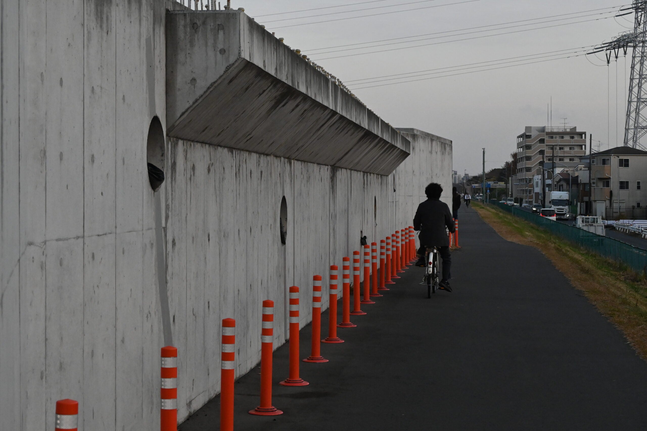 橋梁構造物が一部完成している等々力大橋。