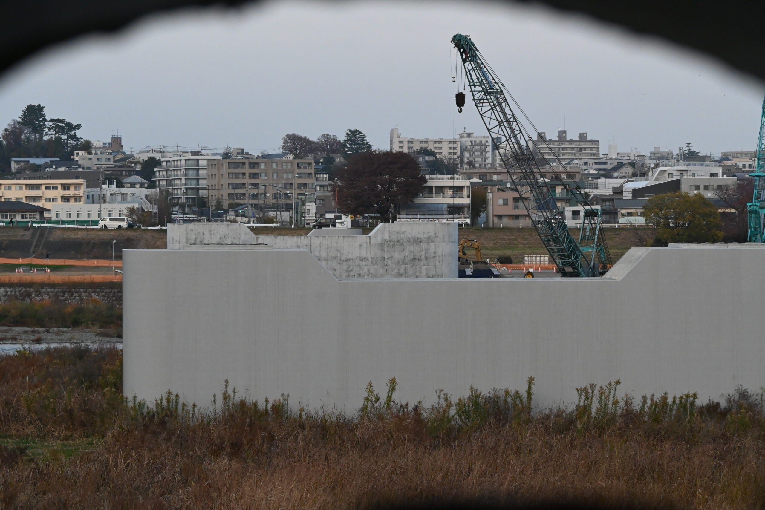 橋梁構造物が一部完成している等々力大橋。