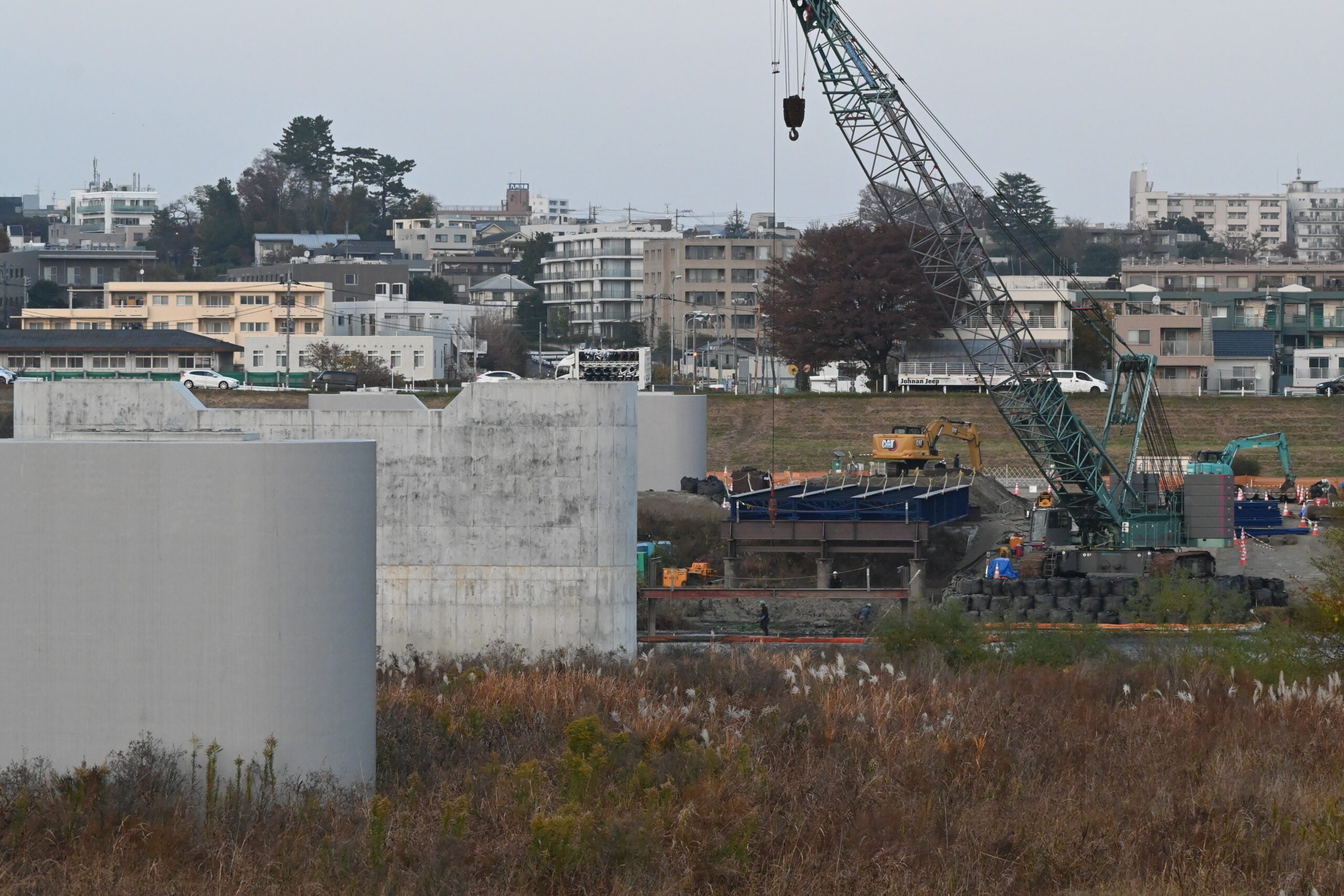 橋梁構造物が一部完成している等々力大橋。