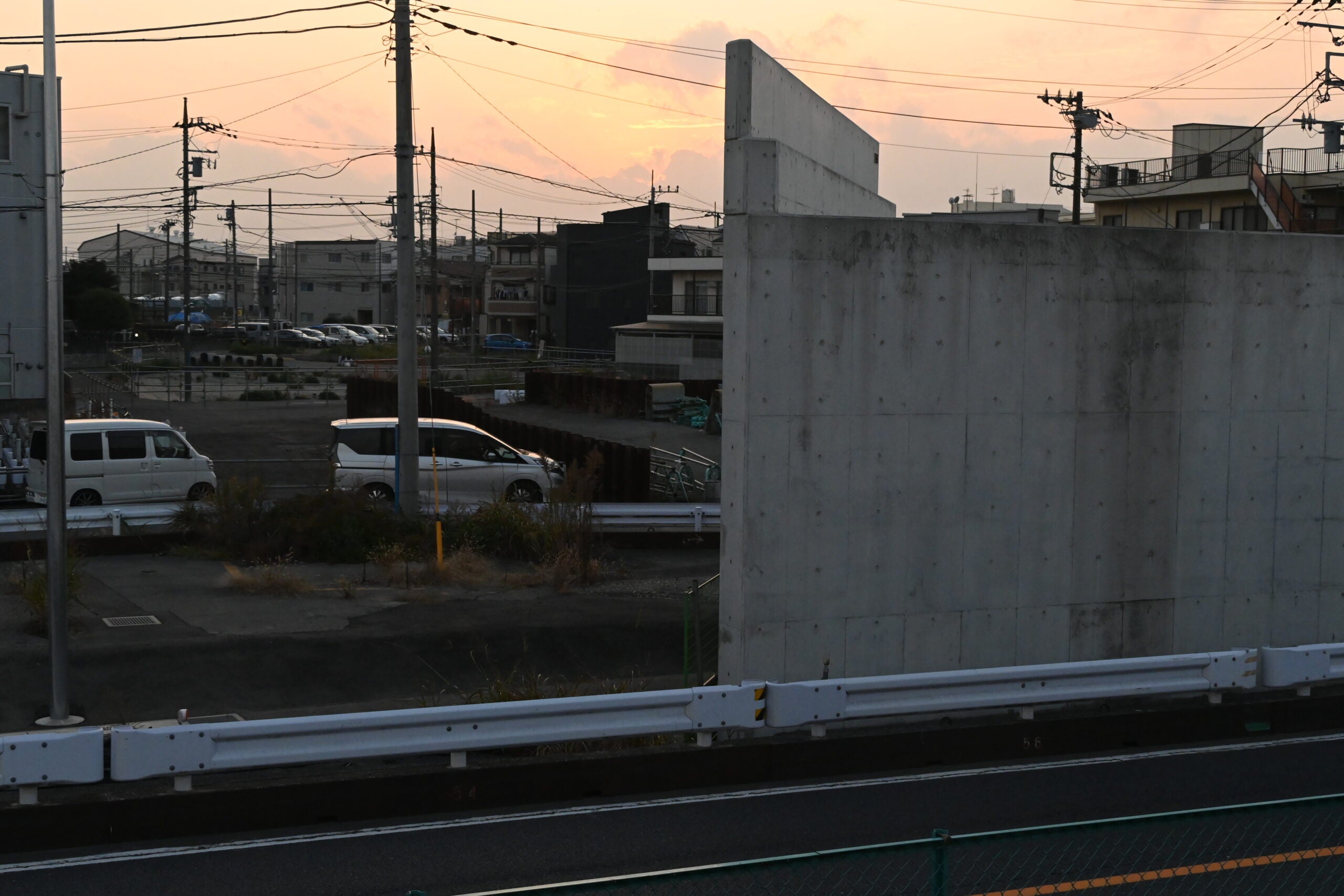 橋梁構造物が一部完成している等々力大橋。
