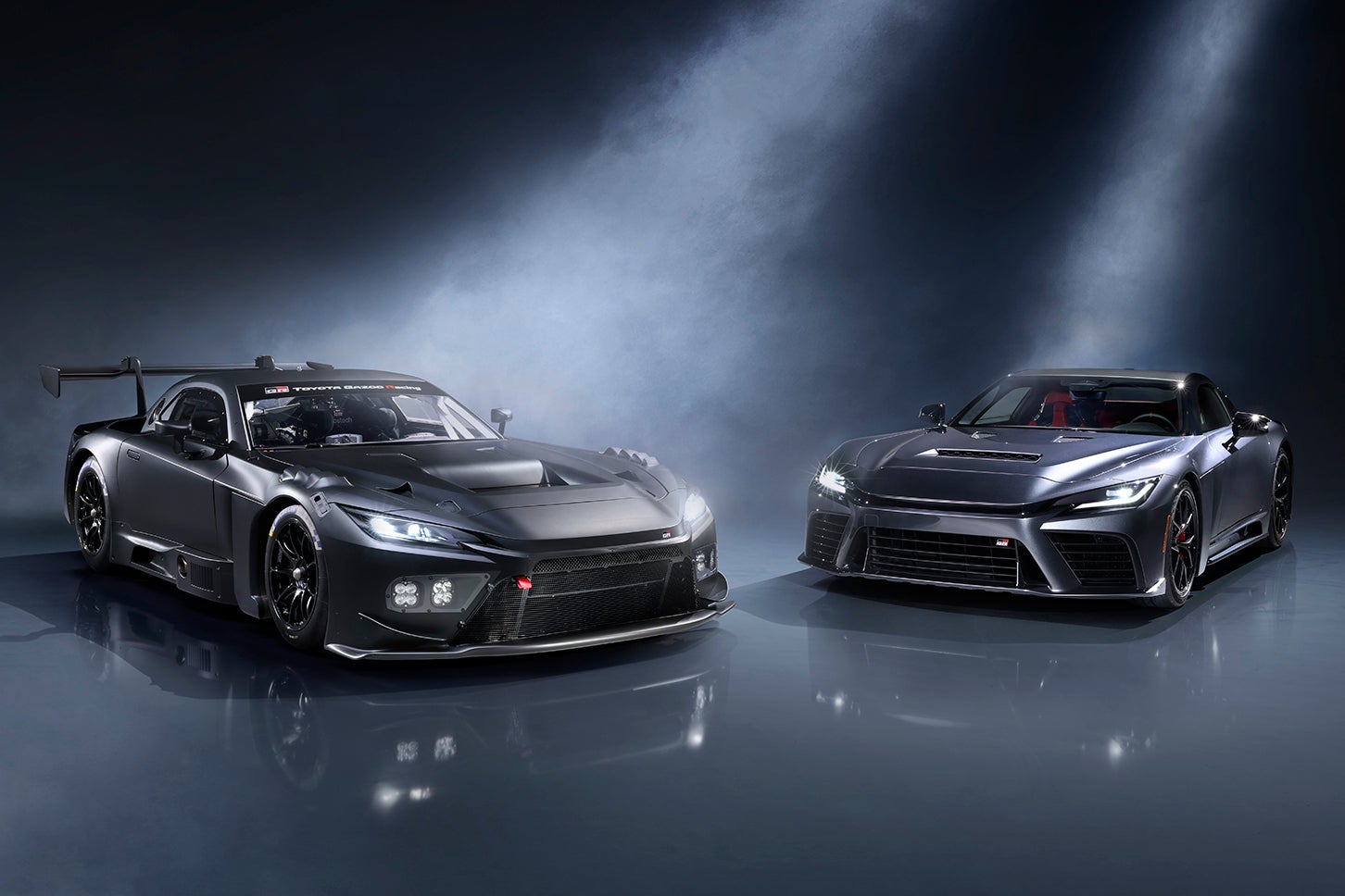 写真左からGR GT3（プロトタイプ）、GR GT（プロトタイプ）