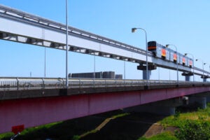 多摩川を越える「立日橋」と多摩モノレール。