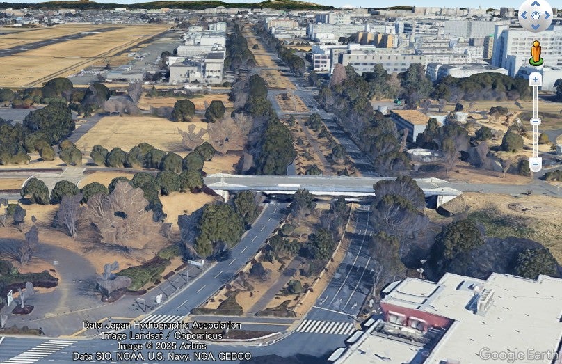 中央南北線の開通済み区間。陸上自衛隊の東側で1990年代に完成した。