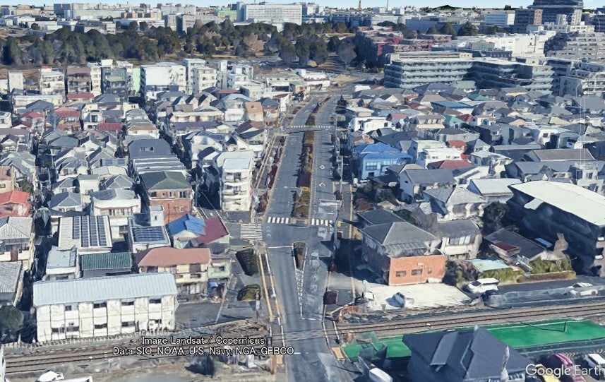 中央南北線の開通済み区間。手前の線路が青梅短絡線だ。(c)Google Earth