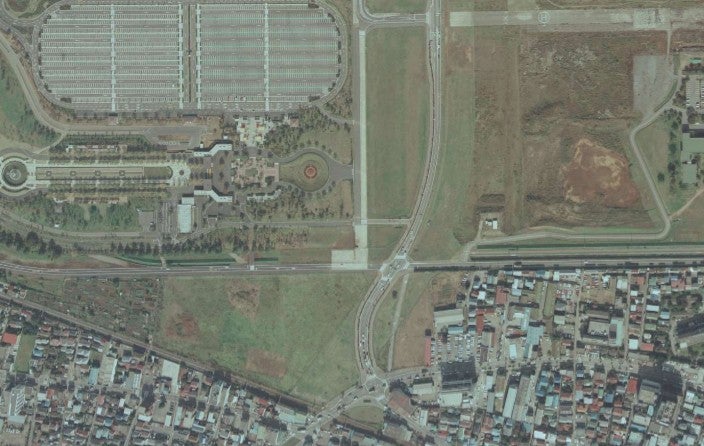 1984年、昭和記念公園の開園直後の様子。中央南北線の元となる道路が開通済み。